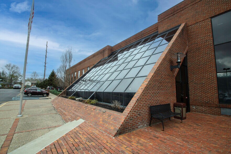More Photos Of 9911 Shelbyville Rd, Louisville Office For Lease