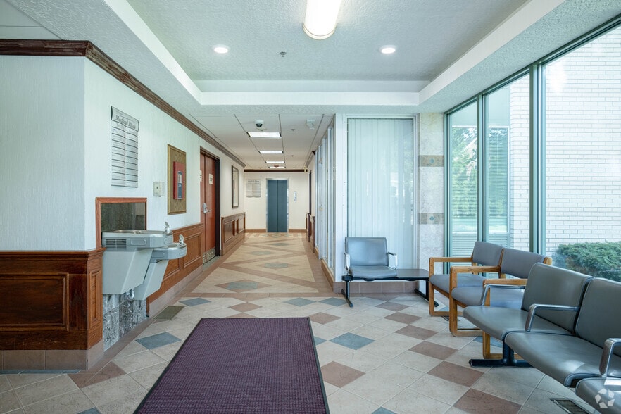 More Photos Of 1616 Grand Ave, Waukegan Medical For Lease