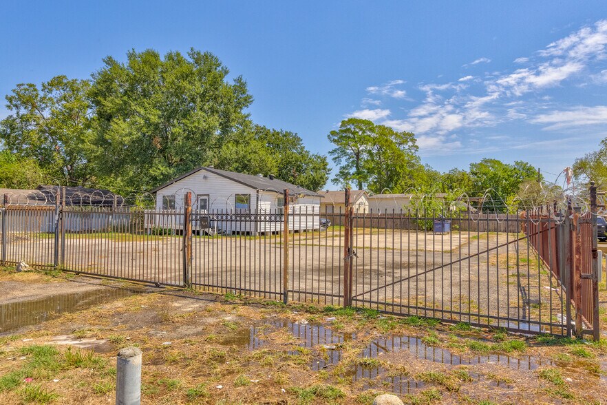 More Photos Of 8002-8004 Homestead, Houston Freestanding For Sale