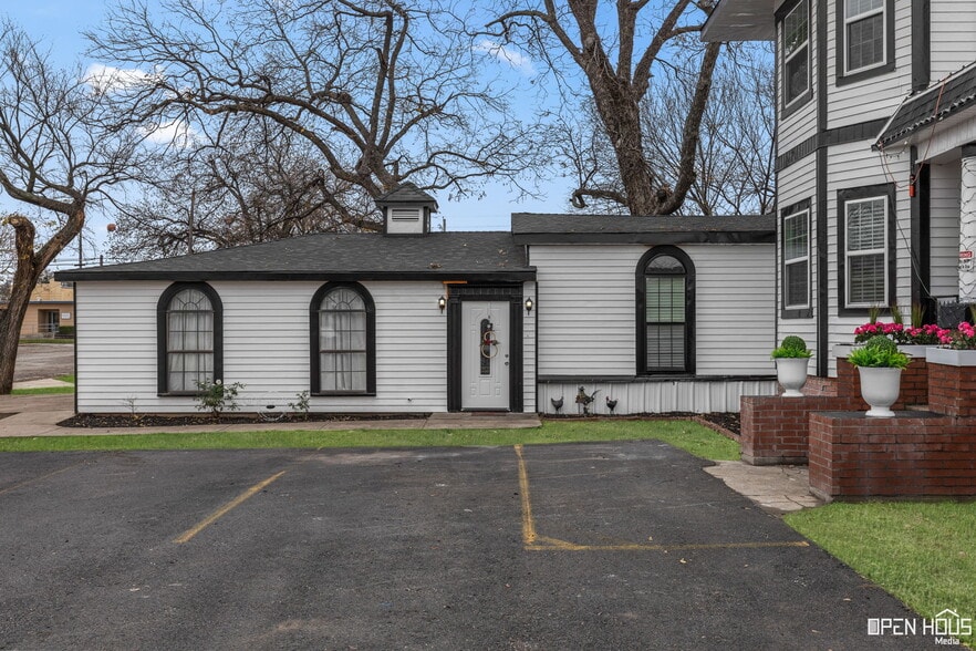 More Photos Of 405 W Gilbert St, Henrietta Hospitality For Sale