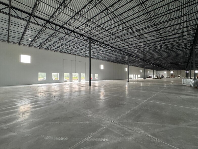 More Photos Of 20340 Grassy Branch Rd, Westfield Warehouse For Lease