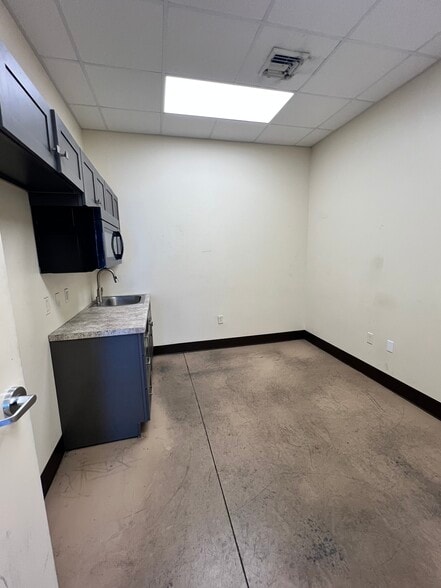 More Photos Of 521 W 14th St, Panama City Flex For Lease