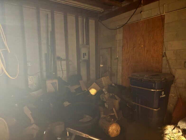 More Photos Of 140 W 3rd St, Washington Service For Lease