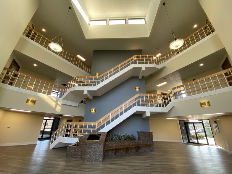 More Photos Of 10200 Linn Station Rd, Louisville Office For Lease