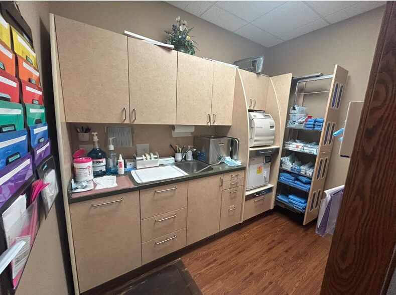 More Photos Of 629-639 Eastern Blvd, Clarksville Medical For Lease