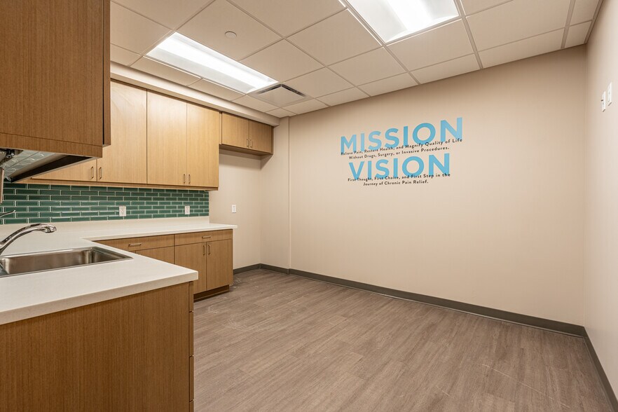More Photos Of 140 Hansen Blvd, North Aurora Medical For Lease