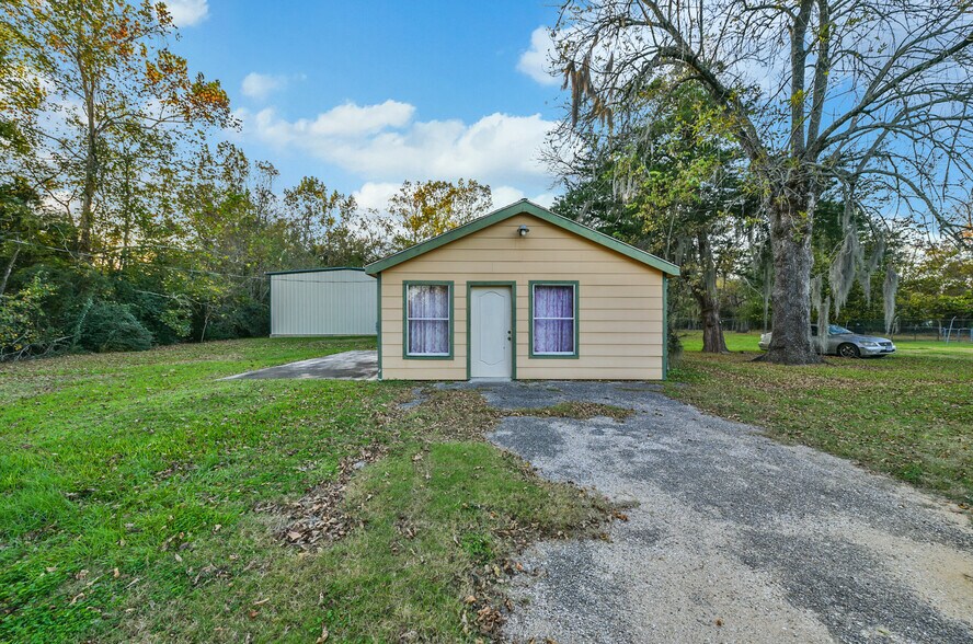 More Photos Of 1609 Lakeland Dr, Liberty Self Storage For Sale