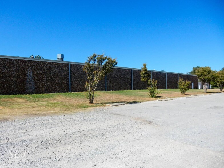 More Photos Of 15200 Midway Rd, Addison Warehouse For Lease