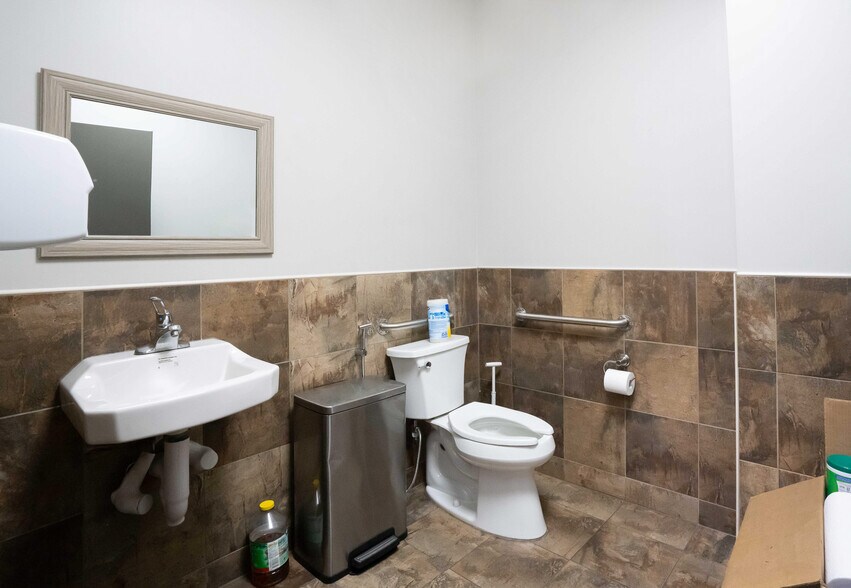 More Photos Of 9200 Kilpatrick Ave, Oak Lawn Flex For Sale