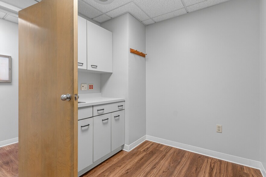 More Photos Of 320 Phillips St, North Kingstown Medical For Sale