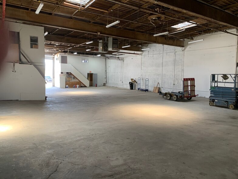 More Photos Of 2501-2515 Newbold Ave, Bronx Warehouse For Lease