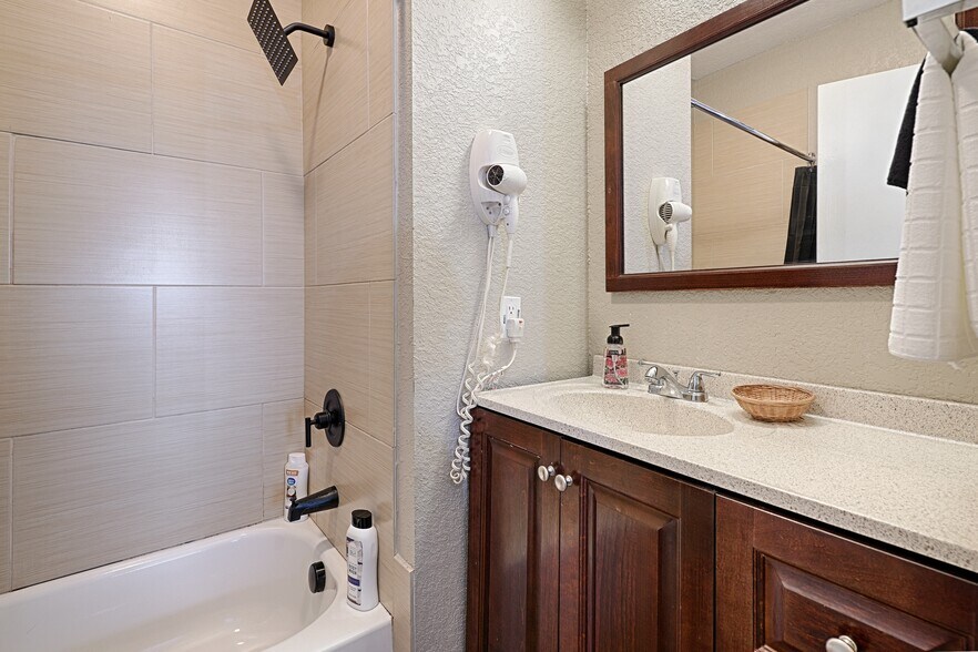 More Photos Of 110 S Main, Dilley Hotel For Sale