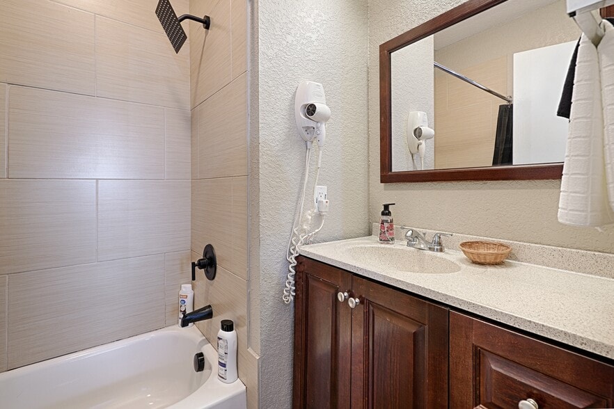 More Photos Of 110 S Main, Dilley Hotel For Sale