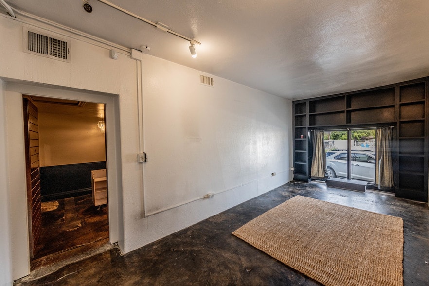 More Photos Of 250 W Olmos Dr, San Antonio Storefront Retail Office For Lease