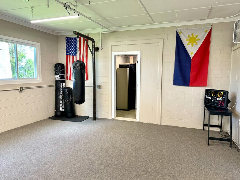 More Photos Of 50 Saint Johns St, Middletown Freestanding For Lease