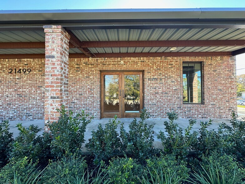 More Photos Of 21499 Eva St, Montgomery Office For Lease