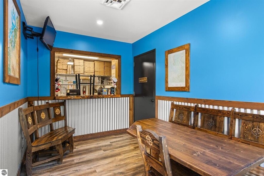 More Photos Of 11921 SE Torch Lake Dr, Alden Restaurant For Sale