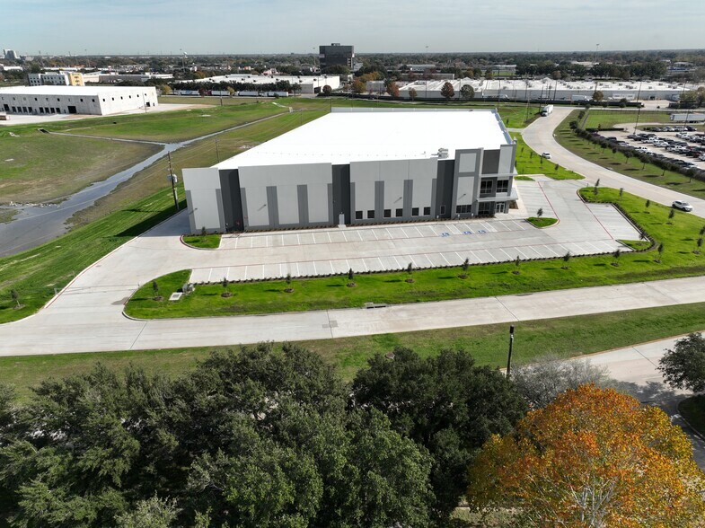More Photos Of 10450 Greens Crossing Blvd, Houston Distribution For Sale