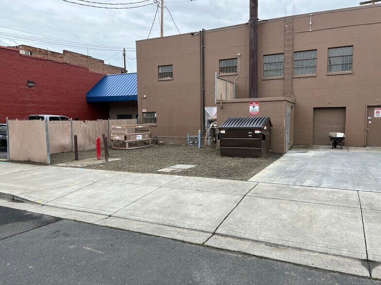 More Photos Of 124 S Main St, Pendleton Storefront Retail Office For Lease