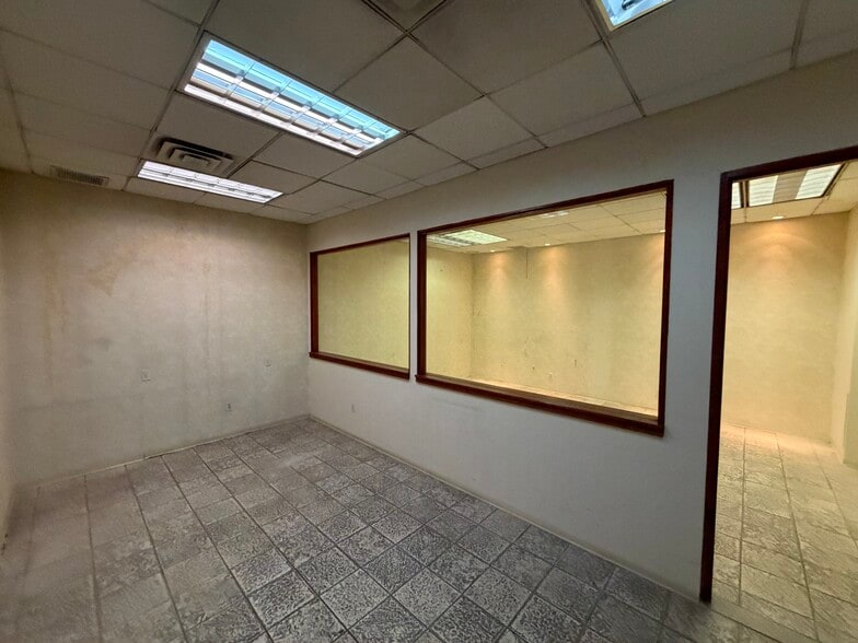 More Photos Of 13681 Roosevelt Ave, Flushing Office For Lease