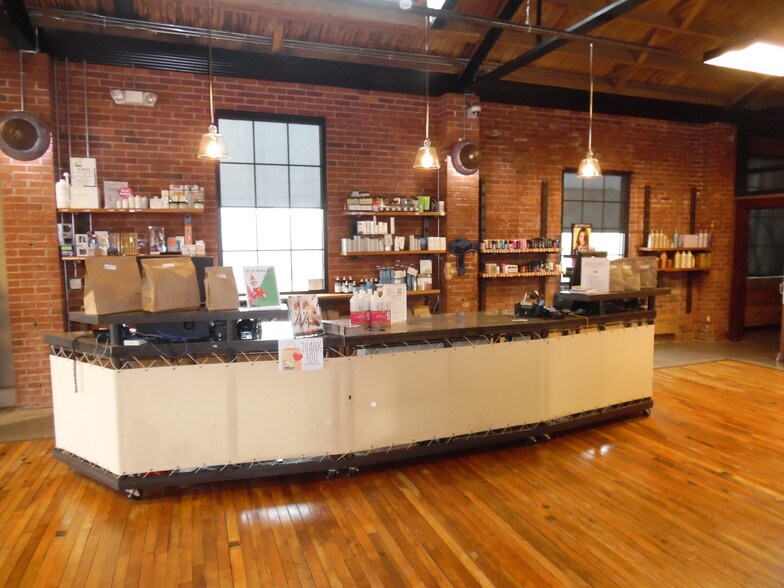 More Photos Of 315 S 9th St, Mount Vernon Showroom For Sale