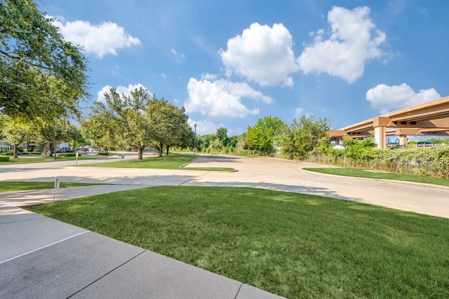 More Photos Of 10105 W Technology Blvd, Dallas Industrial For Sale