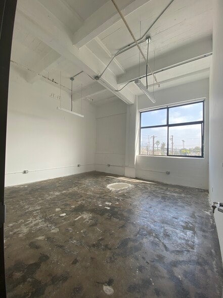More Photos Of 901 E 31st St, Los Angeles Manufacturing For Lease