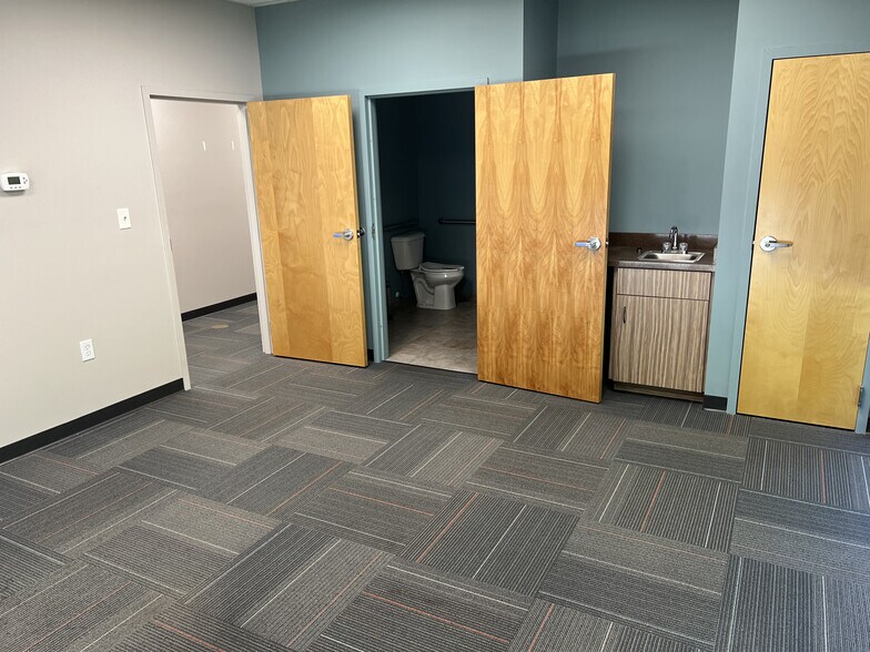 More Photos Of 1053 E London Park Dr, Forest Service For Lease