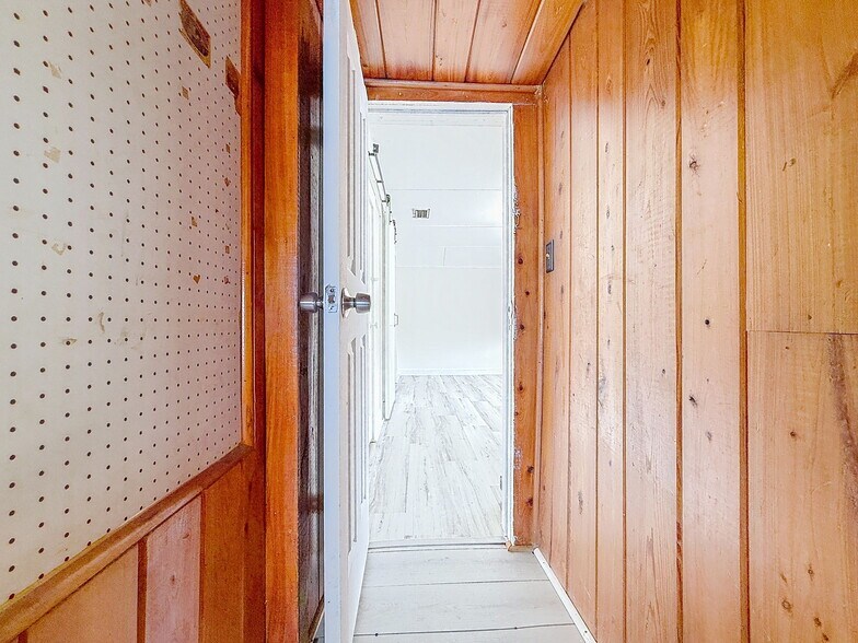 More Photos Of 301 N US Highway 41, Ruskin Office Residential For Lease