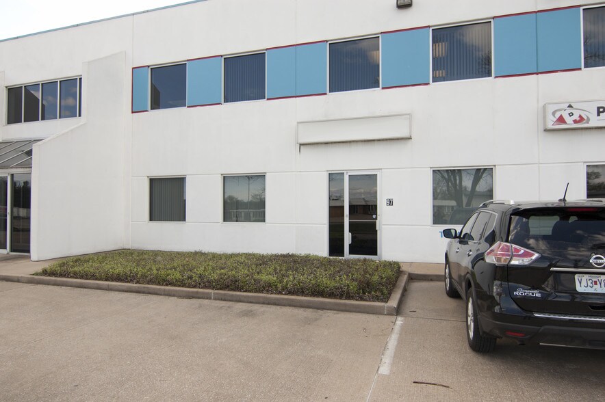 More Photos Of 95-101 Arco Dr, Saint Charles Warehouse For Sale