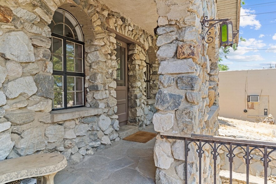 More Photos Of 17539 Elizabeth Lake Rd, Lake Hughes Hotel For Sale