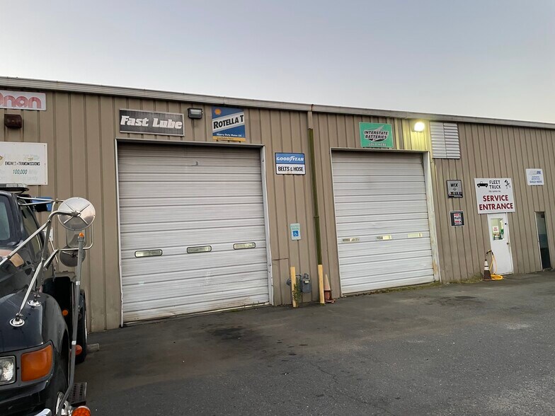 More Photos Of 700 Griffith Rd, Charlotte Service For Lease