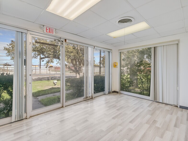 More Photos Of 2230 W Southcross Blvd, San Antonio Office For Lease