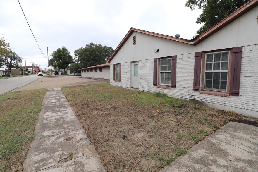 More Photos Of 108 W Hickory St, Kaufman Healthcare For Sale