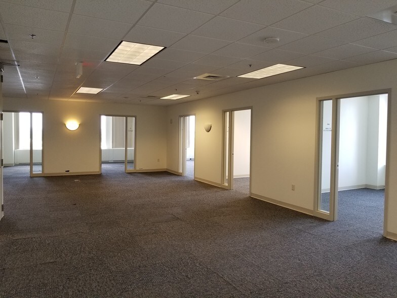 More Photos Of 1500 Main St, Springfield Medical For Lease