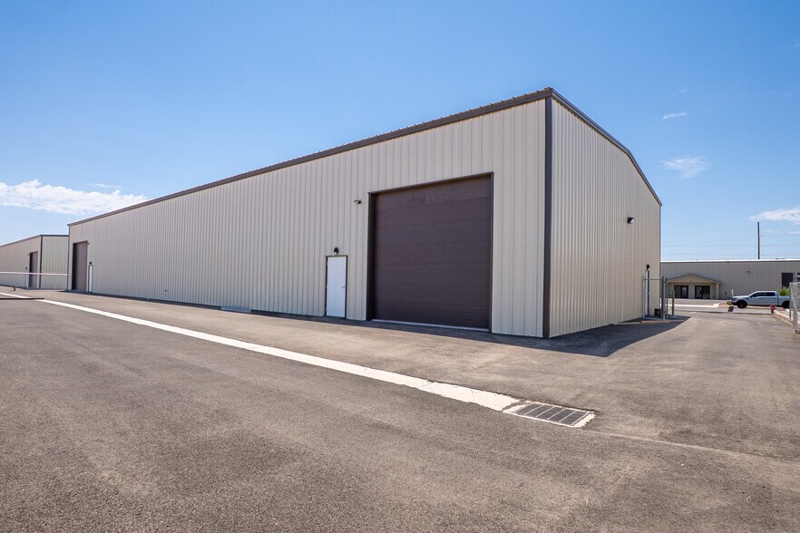 More Photos Of 925 Regional Rd park, Hurricane Industrial For Lease