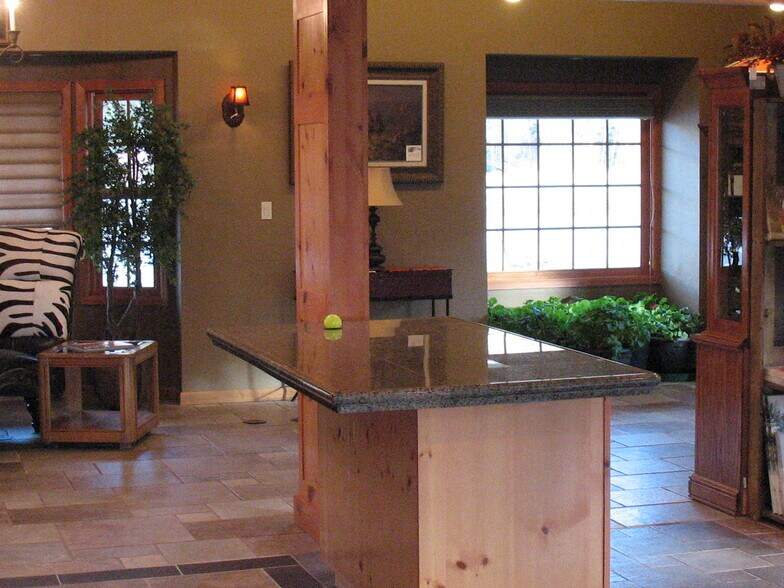 More Photos Of 173 Frontage Rd, South Fork Freestanding For Lease