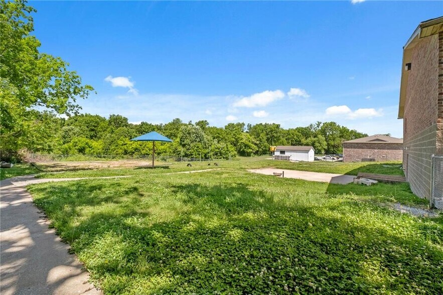 More Photos Of 185 Rebecca St, Gentry Office For Sale
