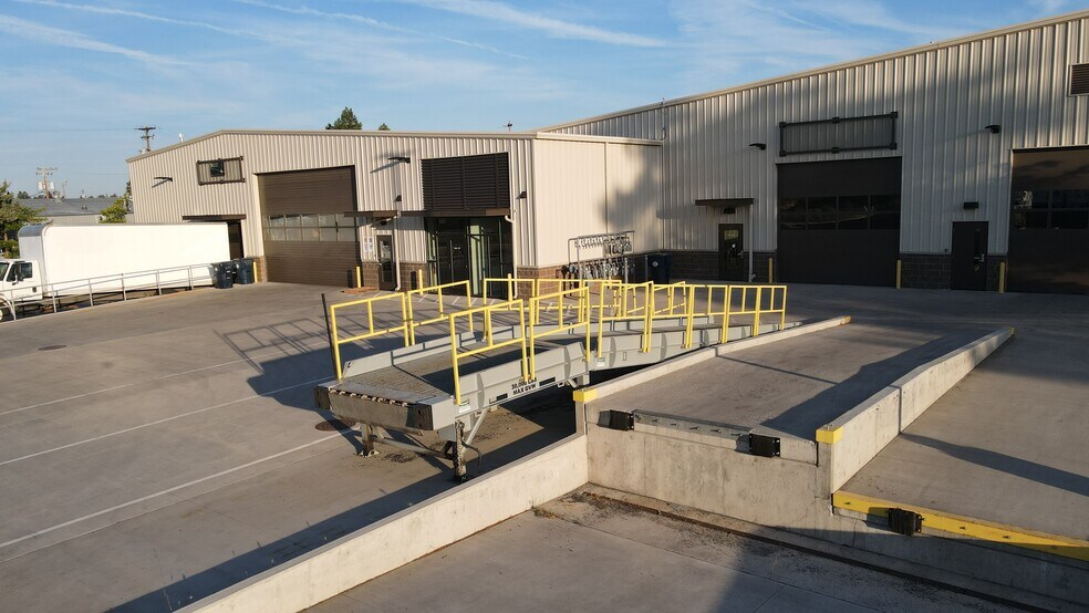 More Photos Of 20495 Murray Rd, Bend Warehouse For Lease