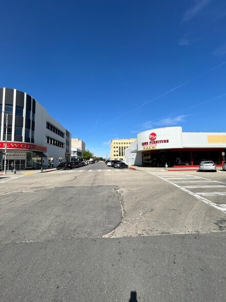 More Photos Of 1330 19th St, Bakersfield Showroom For Lease
