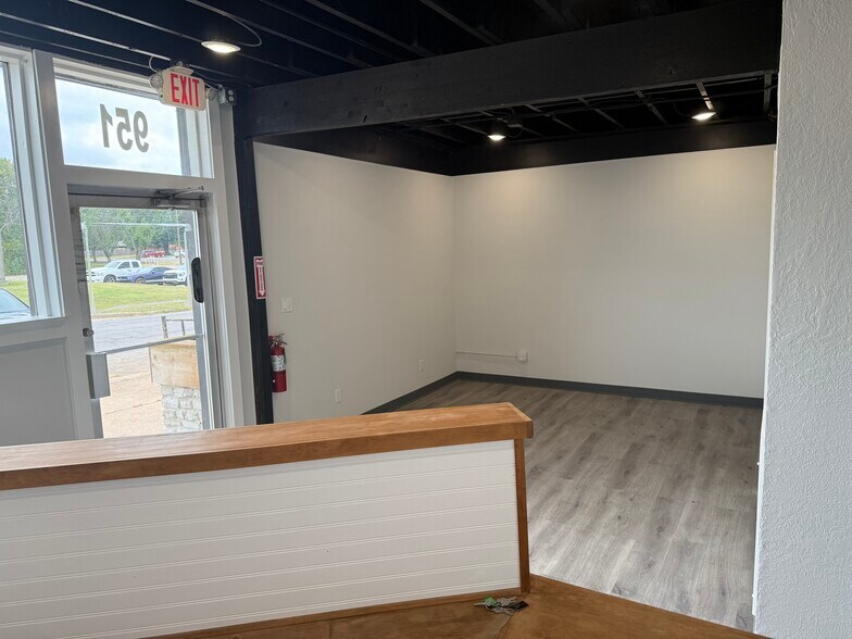 More Photos Of 921 W Maple Ave, Duncan Office For Lease