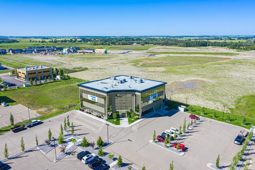 More Photos Of 546 Laura Ave, Red Deer County Office For Lease