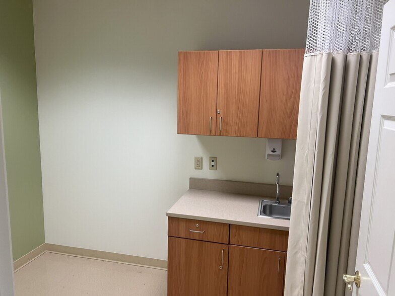 More Photos Of 21 Liberty Dr, Hebron Medical For Sale