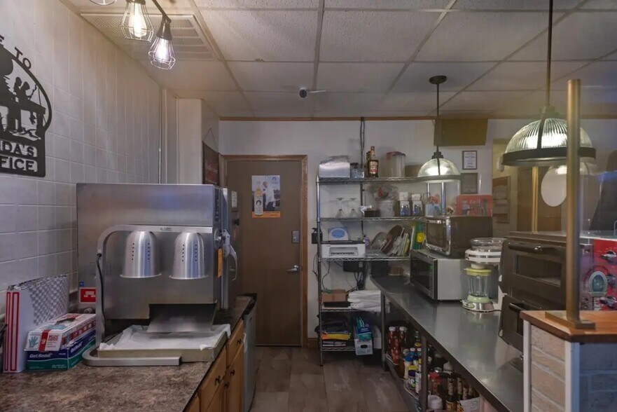 More Photos Of 125 W Bannerman Ave, Redgranite Bar For Sale