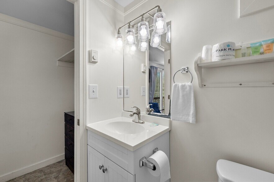 More Photos Of 180 Main St, North Woodstock Hotel For Sale