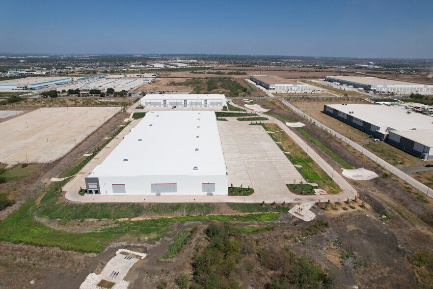 More Photos Of 6907 Lancer Blvd, San Antonio Unknown For Lease