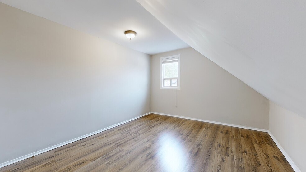 More Photos Of 509 Lakeshore Rd W, Oakville General Retail For Sale