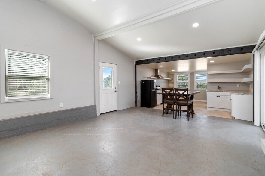 More Photos Of 30951 Blanco Rd, Bulverde Flex For Sale