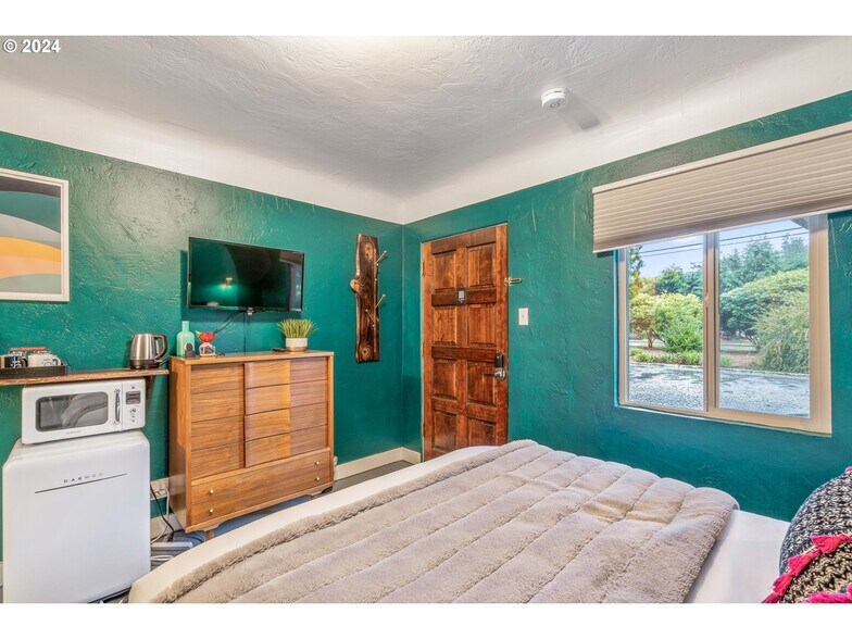More Photos Of 1175 2nd St SE, Bandon Hotel For Sale
