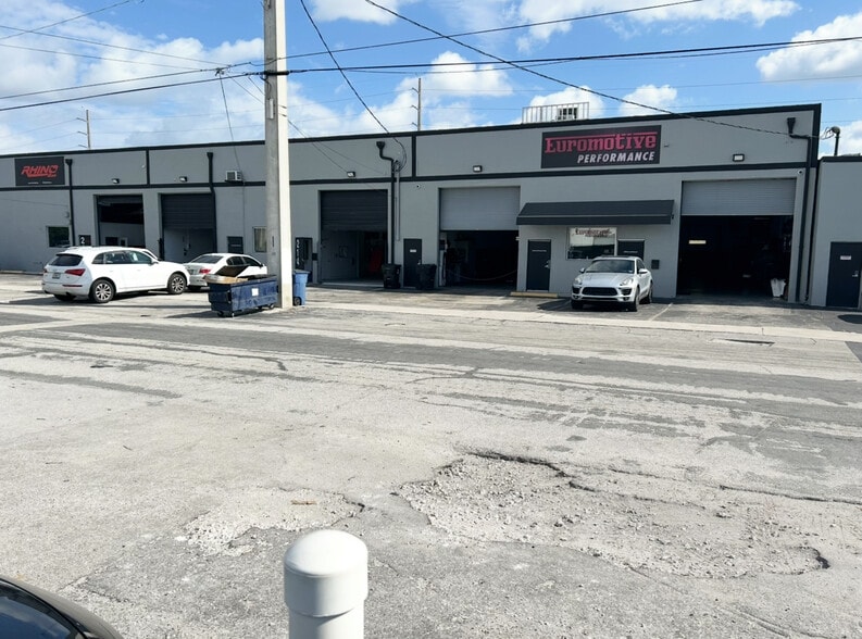 Primary Photo Of 208-220 NW 1st Ave, Hallandale Service For Lease